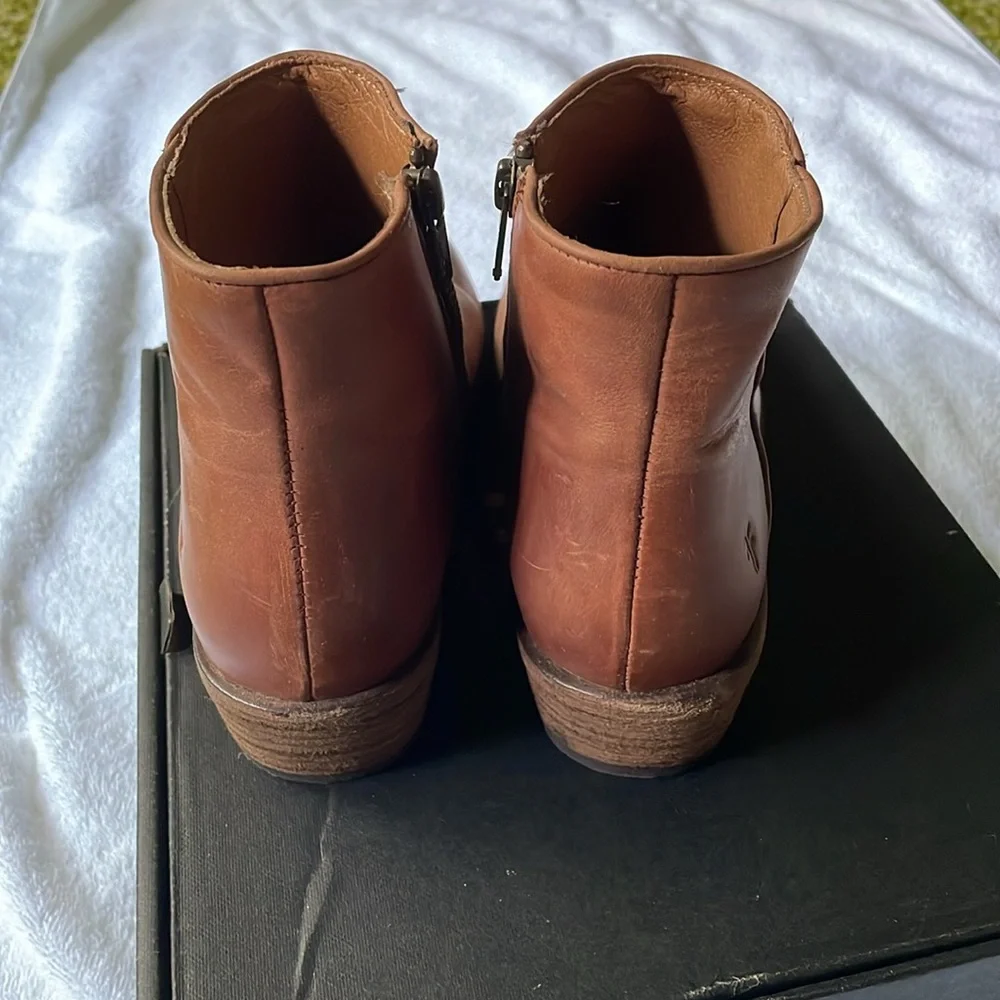 FRYE Carson Piping Bootie NIB Tan Size 8.5